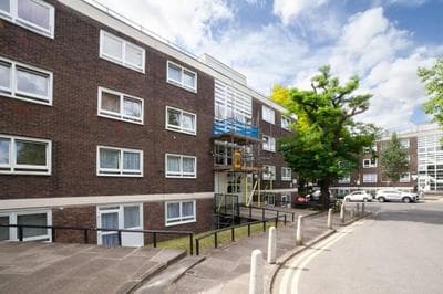 Modern 3BR Escape in Prime London Spot