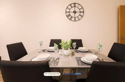 Stylish 2 Bedroom Flat Near City Airport - Pet Friendly, Free WiFi & Free Parking