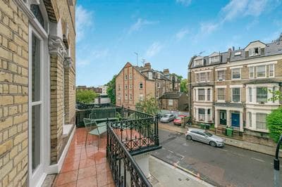 Luxury 3 Bed Apartment with Balcony in Kensington Olympia