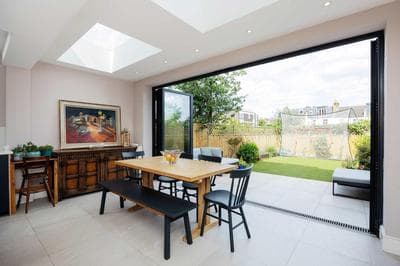 Veeve - The Southfields Spectacle