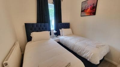 Garland Spacious 4 Bedroom House With Garden And Parking