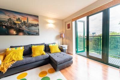 Luxury Docklands 2Bed apt- Close to Excel- Canary Wharf- City Airport - 02 Arena- Free Parking- PS 4