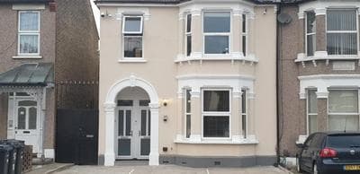 London Luxury 3 bedroom flat, 2 bathrooms, Living Room, free parking, 4 mins to station, garden