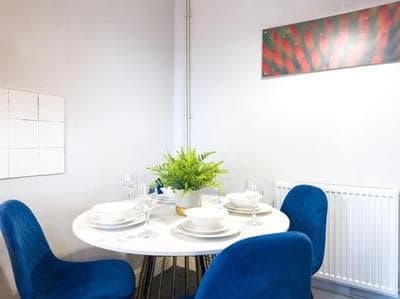 Spacious 2 Bedroom House with Free Parking for 5 Guests