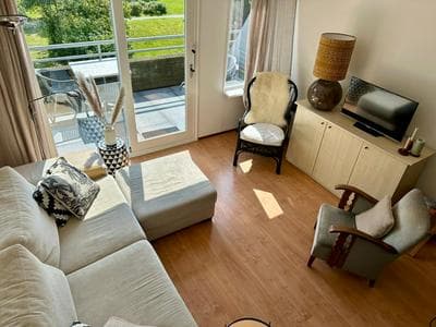 Zonnig appartement Hollum met balkon en groen uitzicht