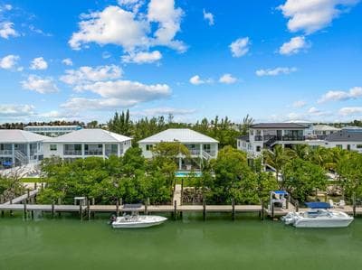 Emerald Oasis Deluxe Waterfront Gem, Heated Pool with Dock