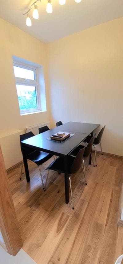 London Luxury 3 bedroom large apartment, aircon, free parking, station 4 mins walk