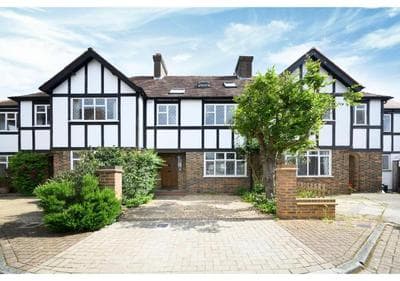 4BR House Minutes from Transport & Attractions