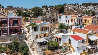 kalosymi studio, erdtöne mit hafenblick