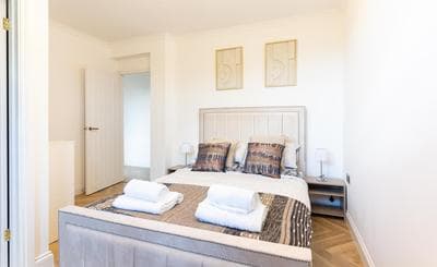 Luxurious And Spacious 4-bed Flat With Balcony