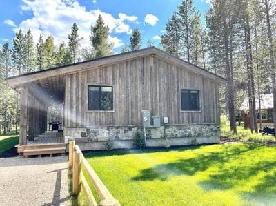Brand New Home 25 minutes to YNP with Hot Tub