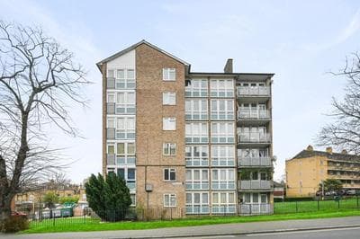 Chic 2-Bed Flat with Workspace, Balcony, Parking