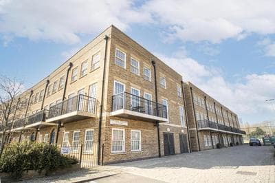 This City Needs Me 2 Bedroom Townhouse with Garden