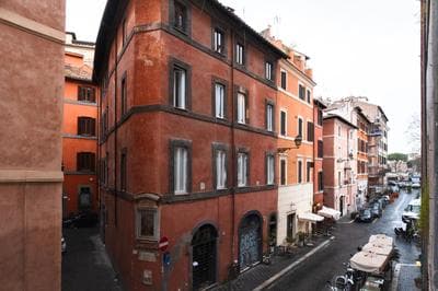 Modern pied a terre near Piazza Navona