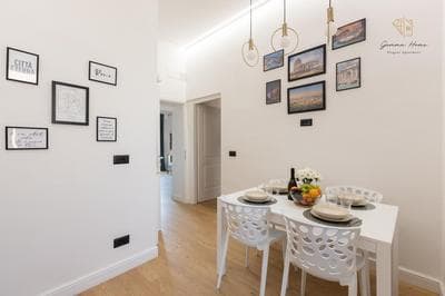 Gemma House - 100mt to Metro Station, 2 En-Suite bathrooms