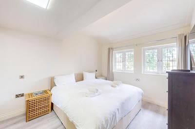 Bright 2Bed with Free Parking -25 min to City Center