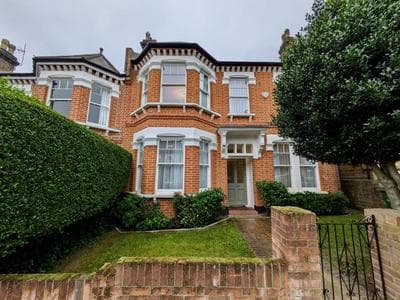 Impressive 5BR family home in Leafy