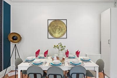 Stylish 3 Bed in Putney - Parking