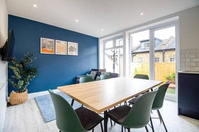 Spacious 3 Bed 3 Bath Aldgate Apartment