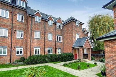 Central Wimbledon Apartment with Parking