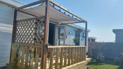 Luxe chalet met gezellige veranda 400 meter van zee