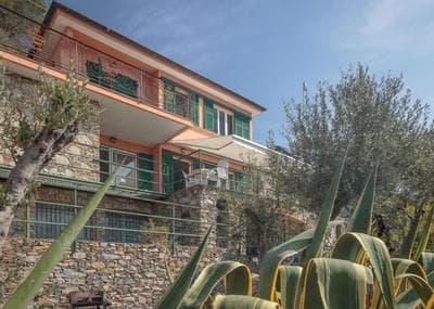 Zweifamilienvilla mit Aufstellpool und Meerblick