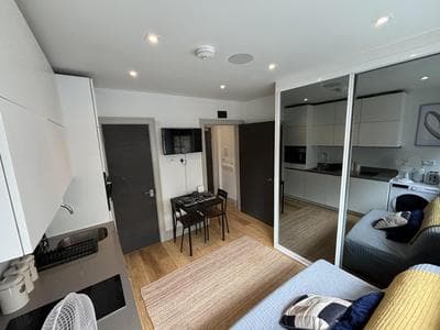 Sleeps 2 Studio -Central Croydon London -WiFi & Tv