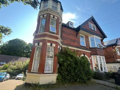 Sea-View Apartment, 2-4 Guests, 10 Mins to Beach and The Oval