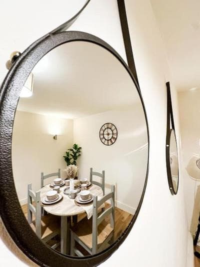 Oasis split level flat in Zone 1