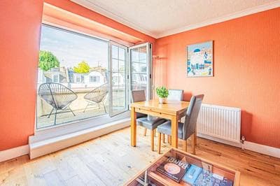 Bright 1-Bed Flat with Balcony in West Kensington