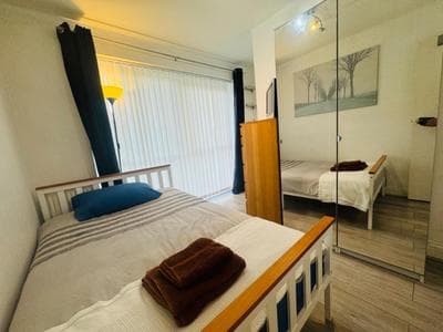Cosy bedroom with private bathroom ensuite in London Canary Wharf E14 only 1 stop to Excel and O2 for short or long let in London Canary Wharf, less than a