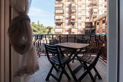JOIVY Sleek flat with easy access to central Rome