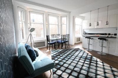 Contemporary 3 double bedroom 2 bathroom Haven in the heart of Chelsea Exquisite London Apartment with a Designer's Touch