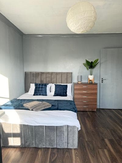 LUXURY Room in a 4 bedroom flat! 4 minutes walk to kingscross, St Pancras