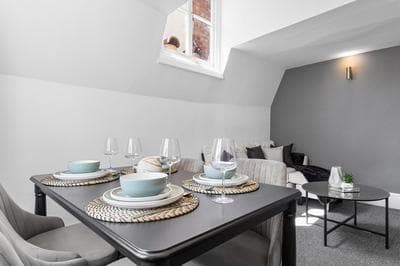 Spacious 4BR Apartment in Central Brixton, Perfect for Groups, Wifi