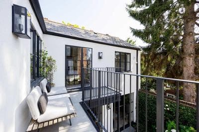Veeve - Courtyard Oasis