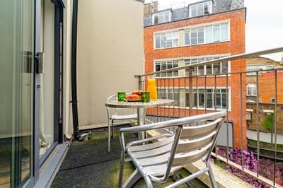 Spacious Apartment with a balcony in Prime Location in Farringdon
