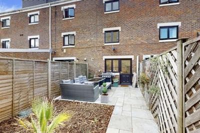 4 bedroom family home on Piccadilly line
