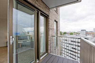 Kings Cross 2 Bed with City Views, AC, Balcony