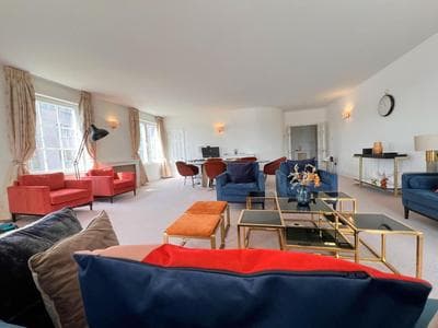 3 Bed Apartment Sleeps 6 - Free Parking Wifi