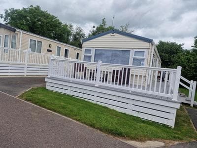 Lodge Sleeps 4 - Pet Friendly with Private Parking