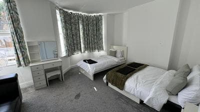 Comfortable ROOMS - Only 6-mins Walk From Underground Station