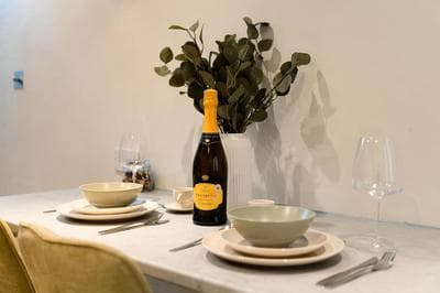 1 Bed Chelsea House By LiveStay Short Lets & Serviced Accommodation London with Private Terrace