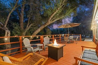 HIlltop Oasis with games, hot tub, Fire-pit, Deck, Views