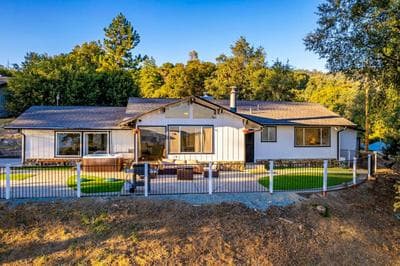 Hillside Gardenview Getaway with Hot tub and Pool table