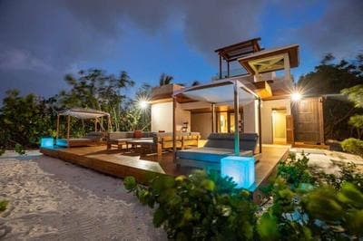 Luxurious Beachfront 2 bedroom villa on Smith's Reef