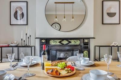 Beautiful 5 Bedroom 4 Bathroom House in W6 by Yoko Property - 10 minute's to Central London - Free Parking, Fast WiFi, Work Desks and SmartTVs with Disney 