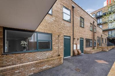 Modern Townhouse close to 02 Excel 5mins to tube