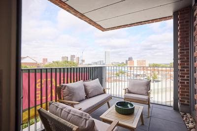 The Tottenham Classic - Charming 2BDR Flat with Balcony