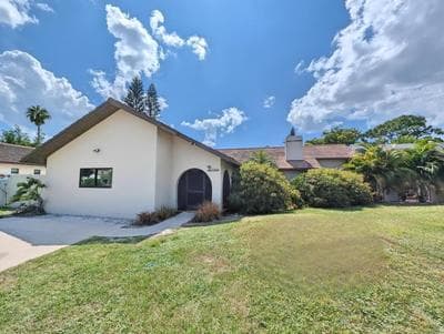 Heated Pool, Sleeps 10, Relaxing Lanai, Near Beaches, Pet Friendly!